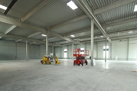 Neubau von bis zu 4.100 m&sup2; Hallen- und B&uuml;rofl&auml;chen an der A94