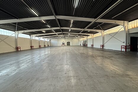 ca. 1.000 m&sup2; gro&szlig;e, ebenerdige Hallenfl&auml;che mit B&uuml;ro in Top Lage
