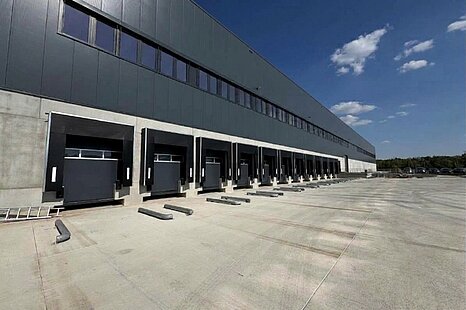repräsentativ Hallenfläche mit ca. 6.000 m² zu vermieten repräsentativ Hallenfläche mit ca. 6.000 m² zu vermieten