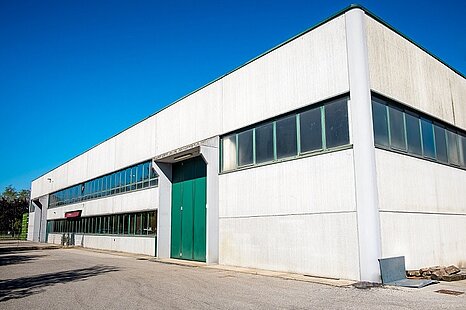 Weilheim, ca. 900m² Hallenfläche zuzüglich Büro zu vermieten Weilheim, ca. 900m² Hallenfläche zuzüglich Büro zu vermieten