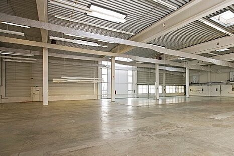 Ingolstadt Nord ca. 950 m² Hallenfläche zzgl. Büro- und Freifläche zu vermieten Ingolstadt Nord ca. 950 m² Hallenfläche zzgl. Büro- und Freifläche zu vermieten