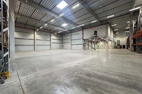 HH-Nord, ca. 2.700 m² große Lagerfläche mit Rampen- und ebenerdigen Toren HH-Nord, ca. 2.700 m² große Lagerfläche mit Rampen- und ebenerdigen Toren