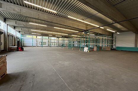 ca. 500 m² - ca.1.800 m² provisionsfreie Hallenfläche mit Rampe und ebenerdiger Andienung