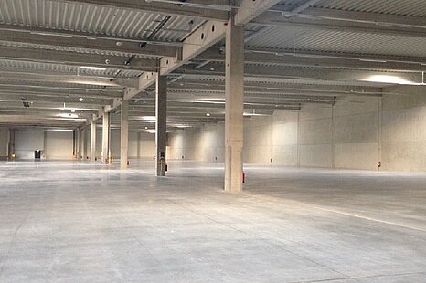 Kassel, ca. 5.800 m² Hallenfläche mit Büro und Freifläche zur Untermiete