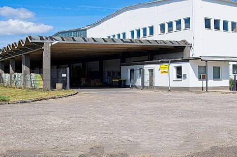Arnsdorf | ca. 9.000 m² | Lager & Logistik | Betonrampe & ebenerdig | teilbar ab 2.000