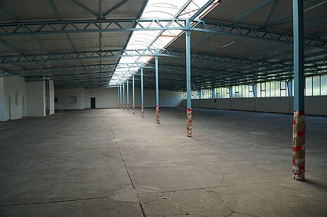 Lage bei Bielefeld, ca. 6.615 m² Hallenfläche mit Büro zu verkaufen